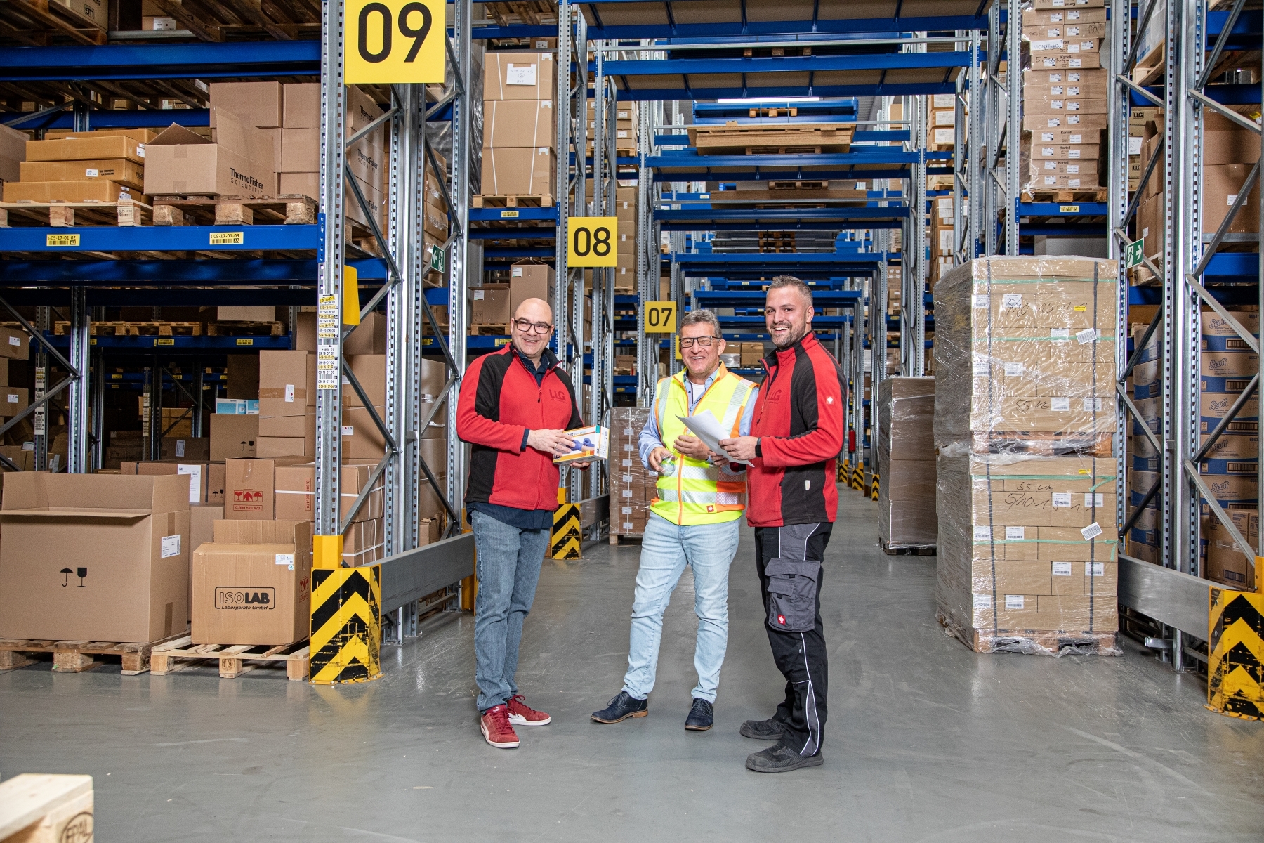 Happy_managers_in_the_Warehouse